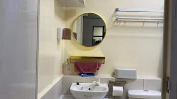 Kombination af bruser/badekar, bidet, håndklæder, Sæbe