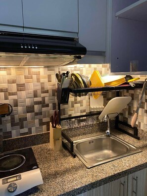 Fridge, microwave, oven, electric kettle - Relax, netflix and chill! (Pasig)