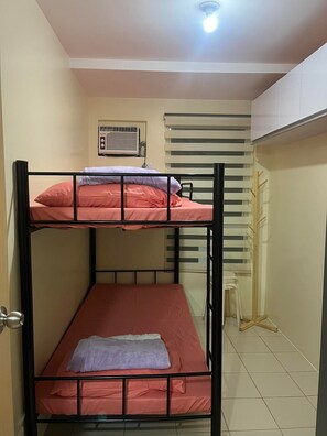 2 多间卧室、免费 WiFi、床单