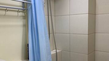 Combined shower/tub, bidet, towels, soap