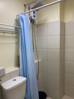 Combined shower/tub, bidet, towels, soap
