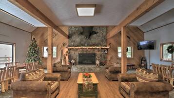 Smart TV, caminetto, videogiochi, lettore DVD