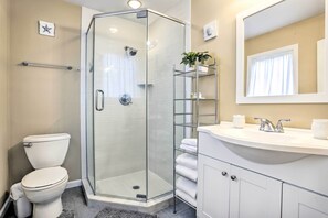 Hair dryer, towels - Ideally Located Glen Cove Apartment! (Glen Cove)