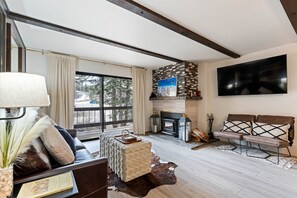 Condo, 2 chambres | Aire de séjour