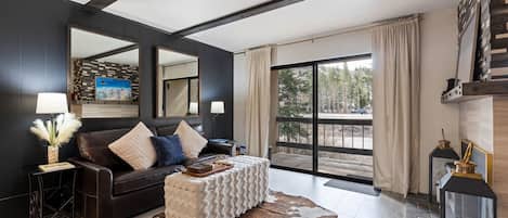 Condo, 2 Bedrooms | Ruang tamu