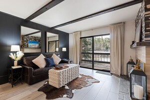 Condo, 2 quartos | Área de estar