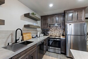 Condo, 2 quartos | Cozinha privada | Fogão, cafeteira/chaleira