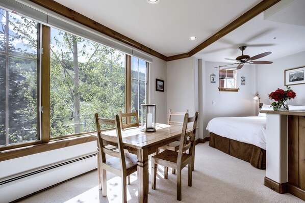 Condo, 1 chambre | Cuisine privée | Réfrigérateur, un four, cafetière-théière, grille-pain