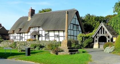 Stunning 5-bed Cabin in Ashton Under Hill
