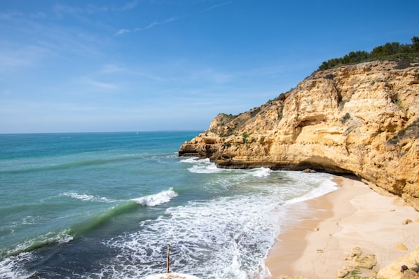 Una spiaggia nelle vicinanze