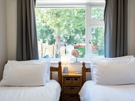 2 dormitorios, decoración individual, mobiliario individual