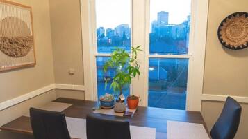 Una sala conferenze con vista sulla città, un vaso con una pianta e un pannello decorativo tessuto.