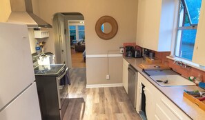 Fridge, microwave, oven, stovetop - Gorgeous Vintage 1BR Apt | Wifi | Walk Everywhere! (Seattle)