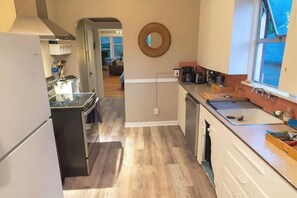 Frigorífico, microondas, horno y placa de cocina