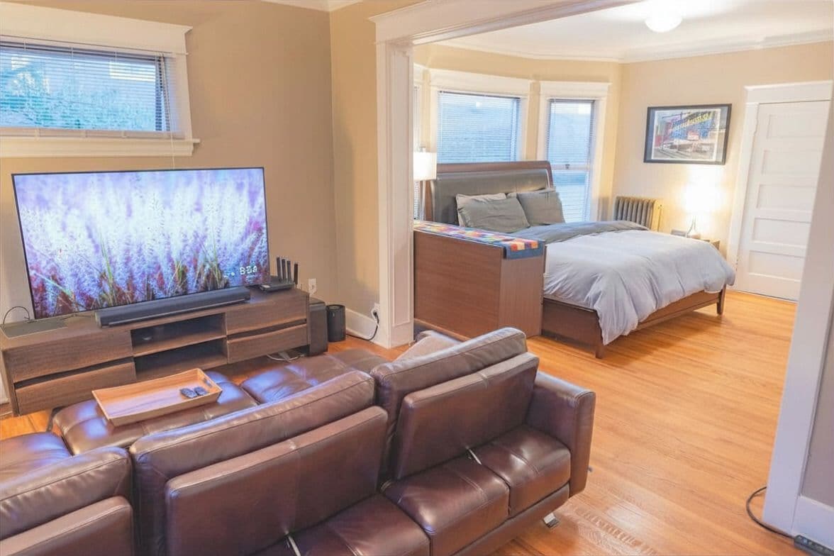 1 bedroom, desk, WiFi, bed sheets