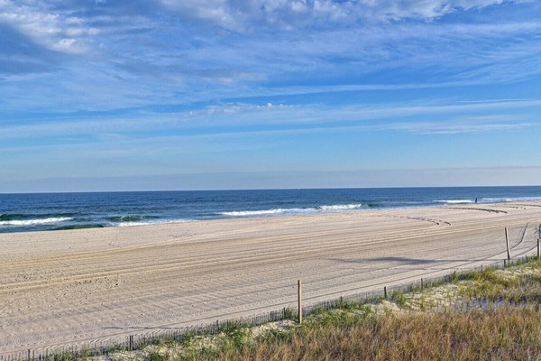 Beach nearby, sun loungers, beach towels