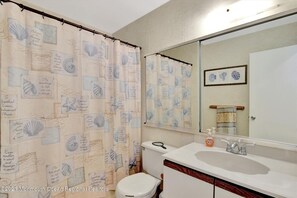 Ensemble baignoire-douche, séchoir à cheveux, serviettes fournies, savon