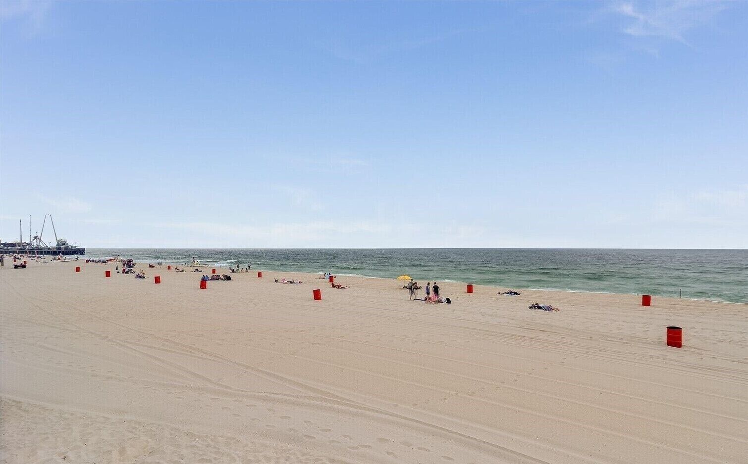 Beach nearby, sun loungers, beach towels
