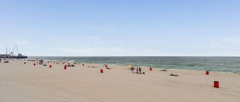Beach nearby, sun-loungers, beach towels