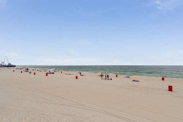 Beach nearby, sun loungers, beach towels