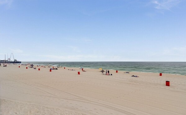 Playa en los alrededores, camastros y toallas de playa 