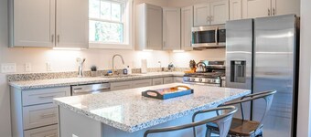 5 min to Biltmore & 10 to Downtown. New adorable neighborhood.