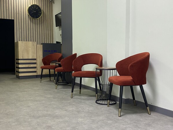 Lobby sitting area - Ferah Otel (Istanbul)