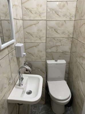 Chambre Simple | Salle de bain | Chaussons, serviettes fournies