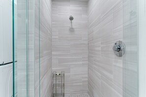 Combined shower/tub, hair dryer, towels, soap