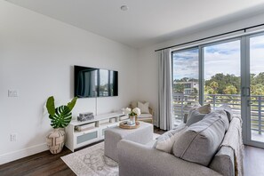 Smart TV - All-New, Waterfront Condo Near Downtown Sarasota (Sarasota)