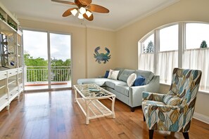 Smart TV, reproductor de DVD, mesa de ping pong