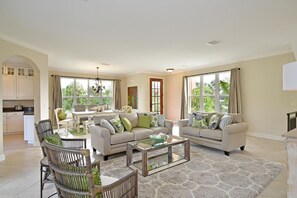 Smart TV, reproductor de DVD, mesa de ping pong