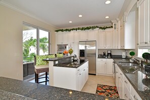 Fridge, microwave, oven, stovetop - BOOK NOW - BEAUTIFUL HOME NEAR BEACHES (Longboat Key)