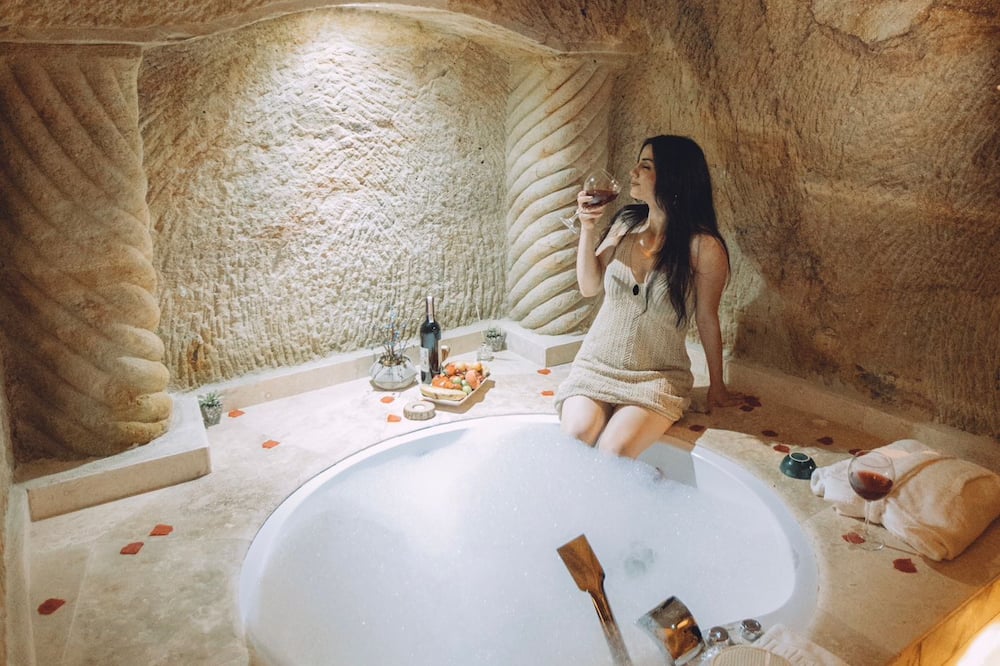 Tale Cave INN