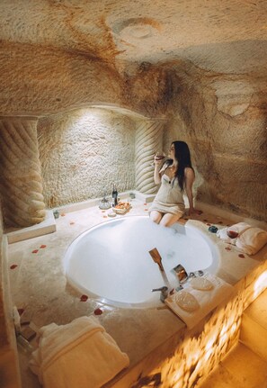 Cave Jacuzzi Superior Room-7 | Hochwertige Bettwaren, Select-Comfort-Betten, individuell dekoriert
