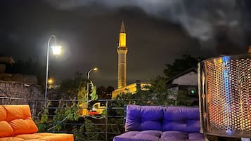 Vista frontal de la propiedad por la tarde o noche