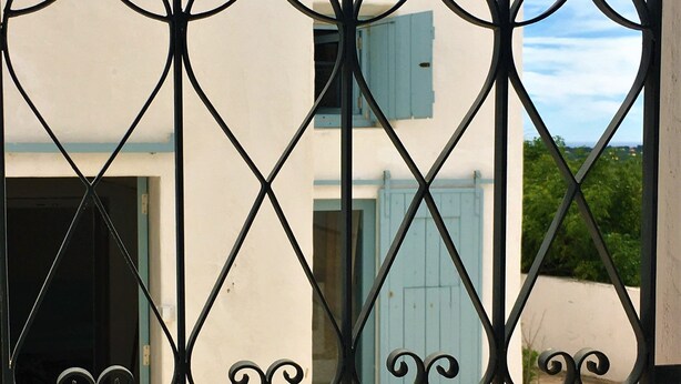 Une grille en métal ornée de motifs décoratifs.