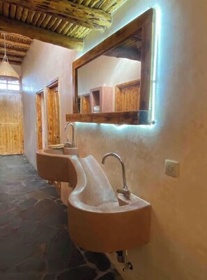 Doccia, asciugacapelli, asciugamani, sapone