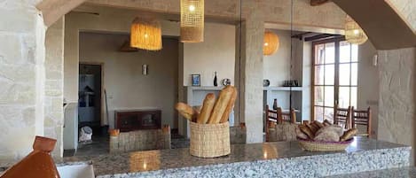 Smart TV, chimenea y libros