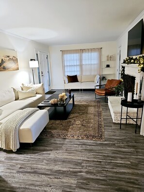 智能电视、壁炉、乒乓球