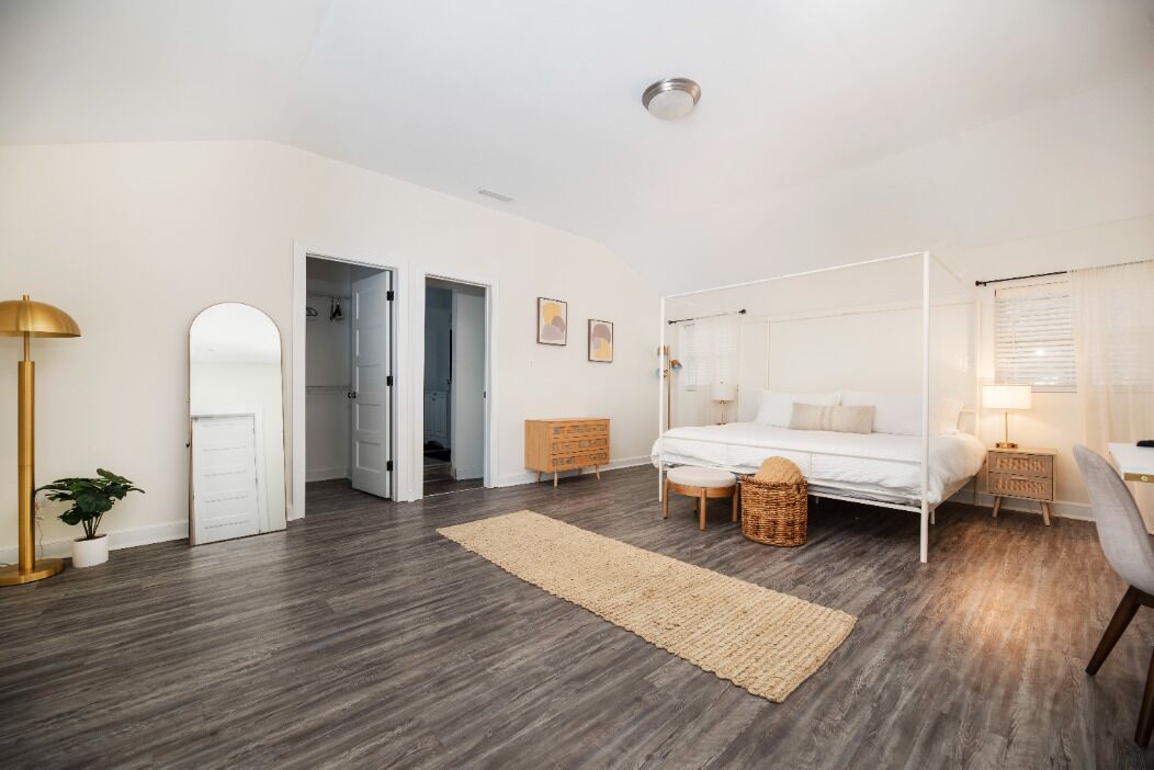 4 bedrooms, desk, iron/ironing board, travel cot