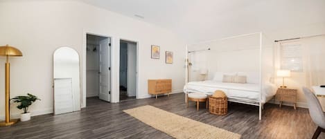 4 bedrooms, desk, iron/ironing board, travel cot