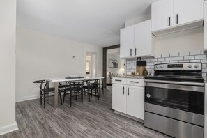 Fridge, microwave, oven, stovetop - 3,700 sqft-Cozy/Private Villa style Ranch in SouthPark-King en Suite-Winter Rdy! (Charlotte)
