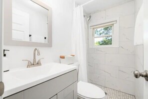 Douche, serviettes fournies, papier toilette