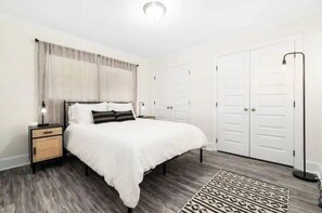 4 bedrooms, desk, iron/ironing board, travel crib - 3,700 sqft-Cozy/Private Villa style Ranch in SouthPark-King en Suite-Winter Rdy! (Charlotte)