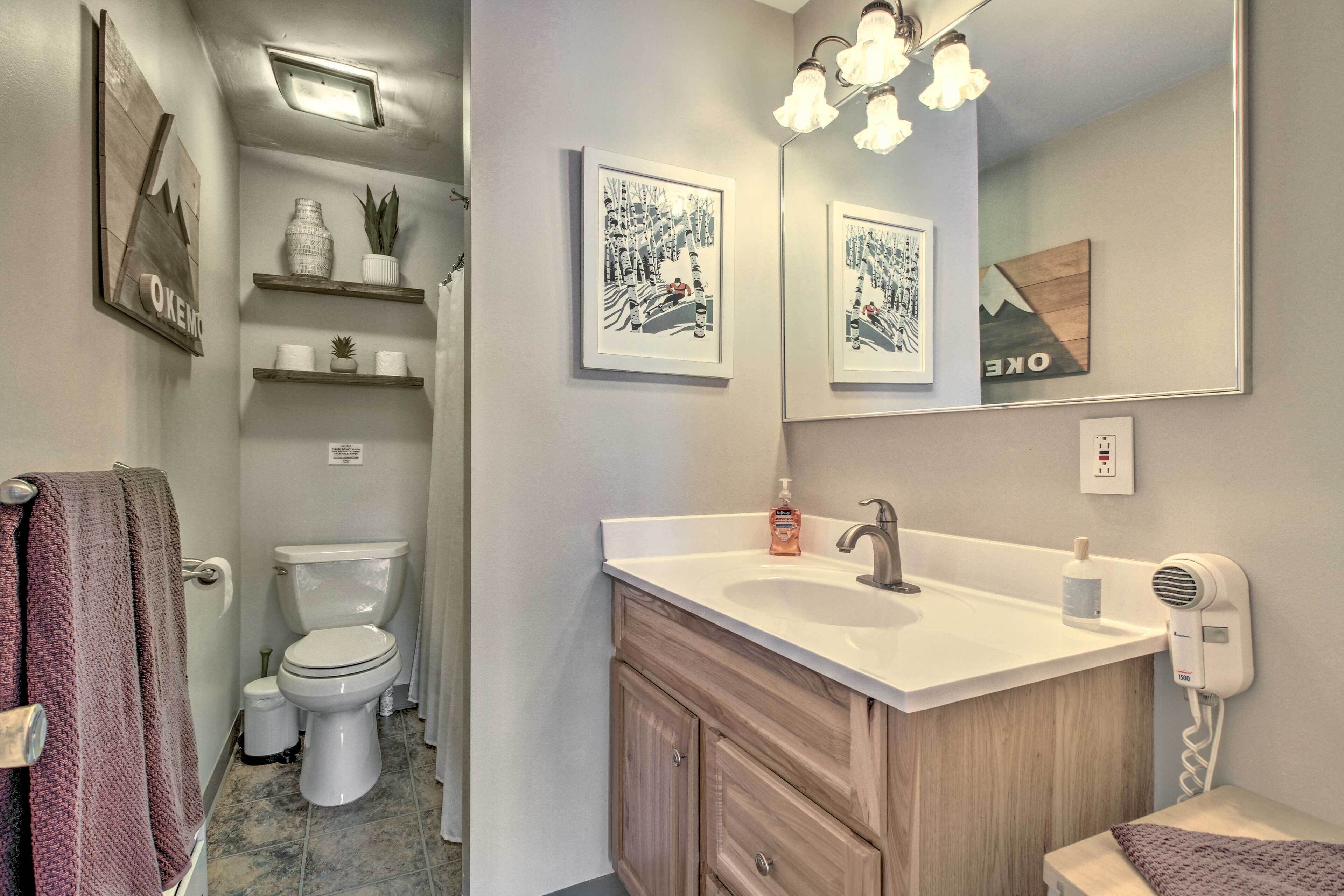 Bañera con ducha, secador de pelo, toallas, jabón