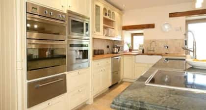 Rookery Barn Extremely large property Hot tub