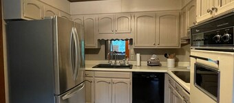 Charming 1940's ranch home on Hwy 6, minutes from the Grove and downtown Oxford.