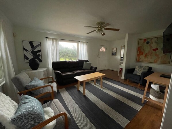 Smart TV, fireplace