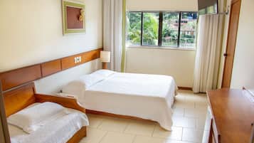 Quarto superluxo, vista para o lago | Cofres nos quartos, cortinas blackout, Wi-Fi de cortesia